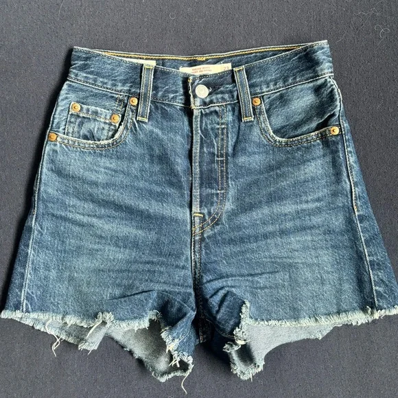 Levi’s Ribcage Shorts - Picture 3 of 6